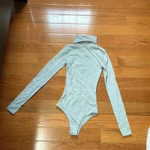 SIZE XS GREY TURTLENECK  BODYSUIT